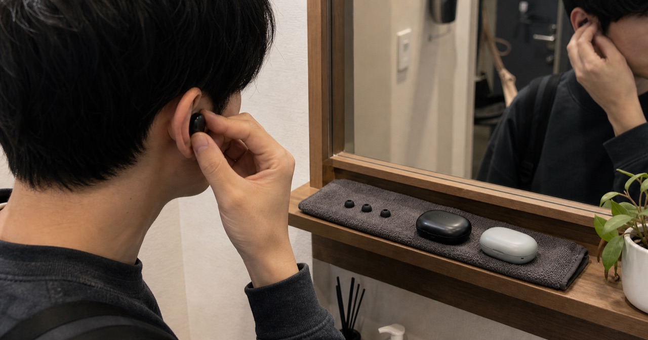 イヤーピースのサイズを変えながら装着感を確認している様子