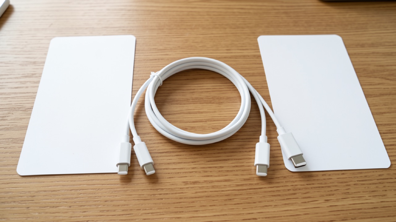 机の上で長さの違うUSB-Cケーブルを並べて選んでいる様子