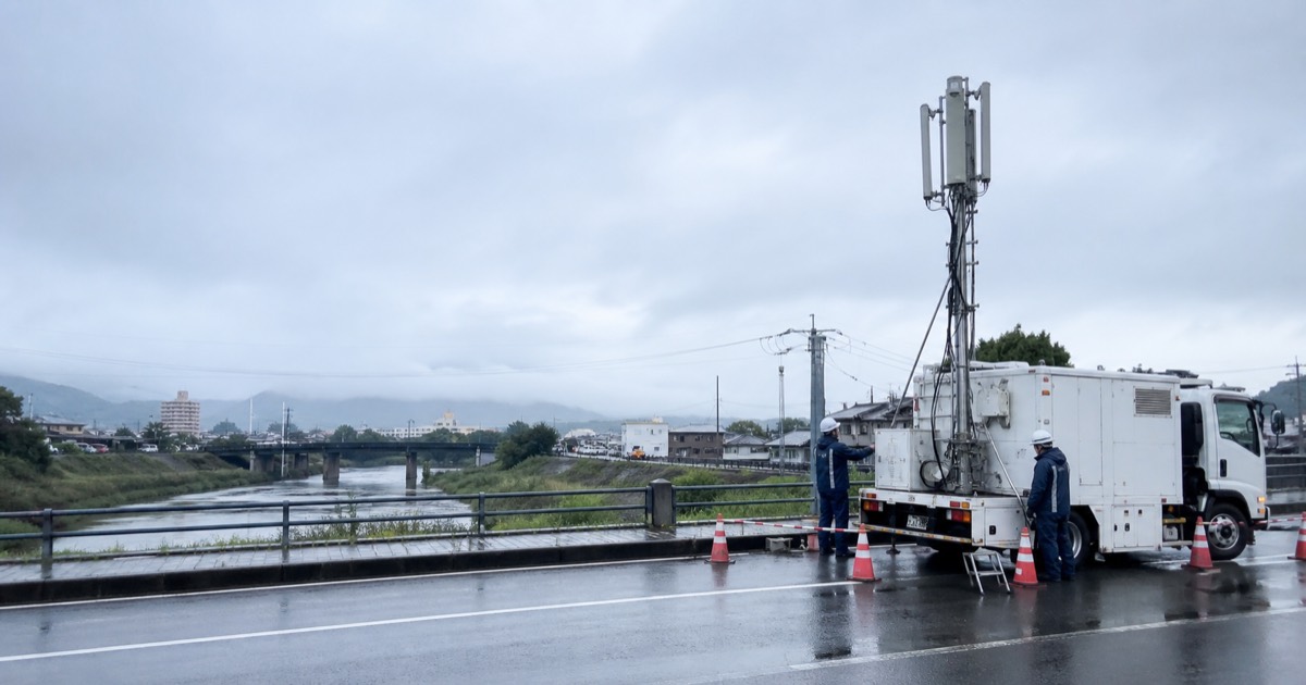 災害発生地域で通信復旧作業を行う携帯電話会社の緊急移動基地局車