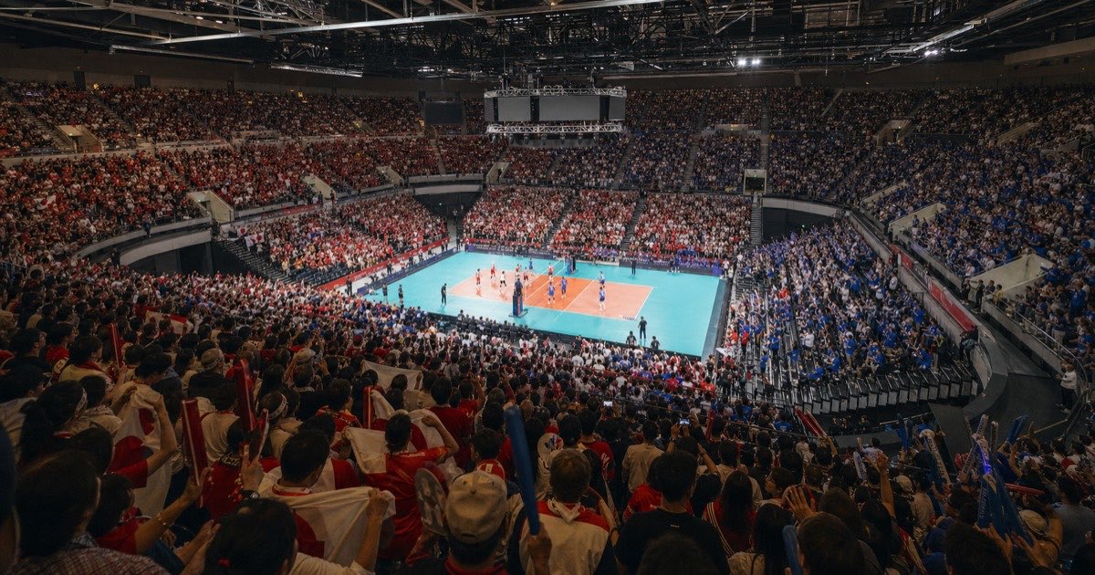 バレーボール国際大会の準決勝が行われる大型アリーナとコートの全景