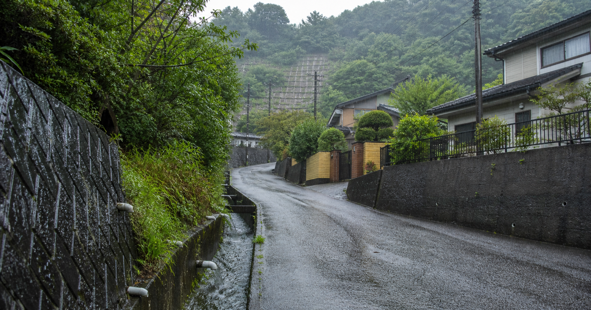 大雨時に注意したい斜面近くの住宅地と排水路