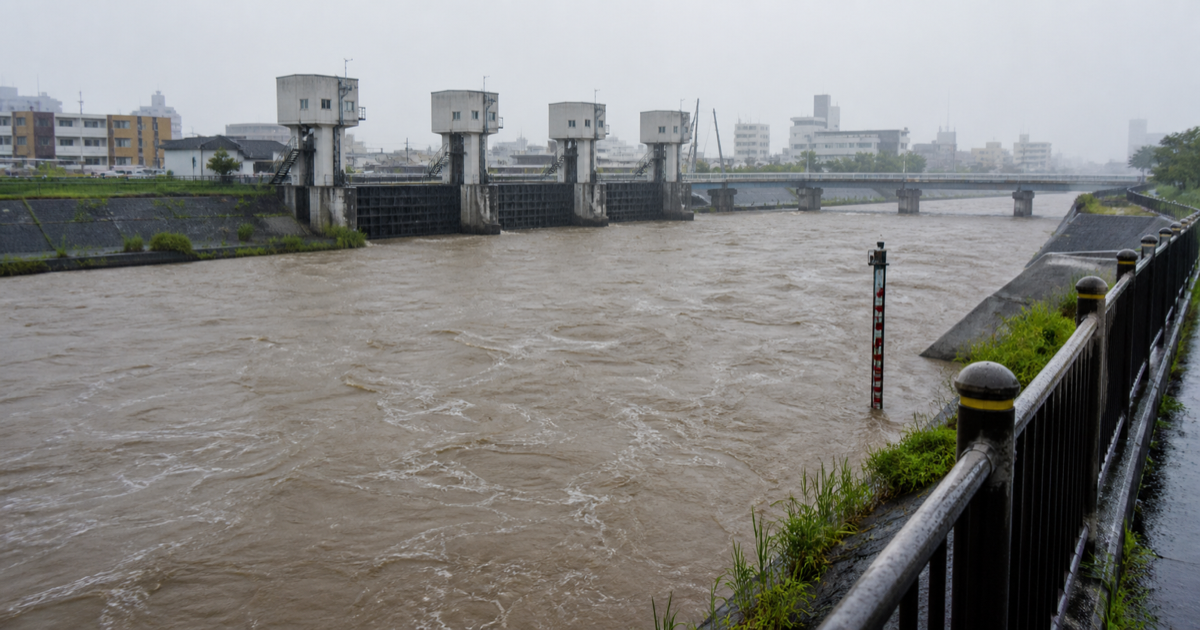 大雨で水位が上がった都市河川と治水設備