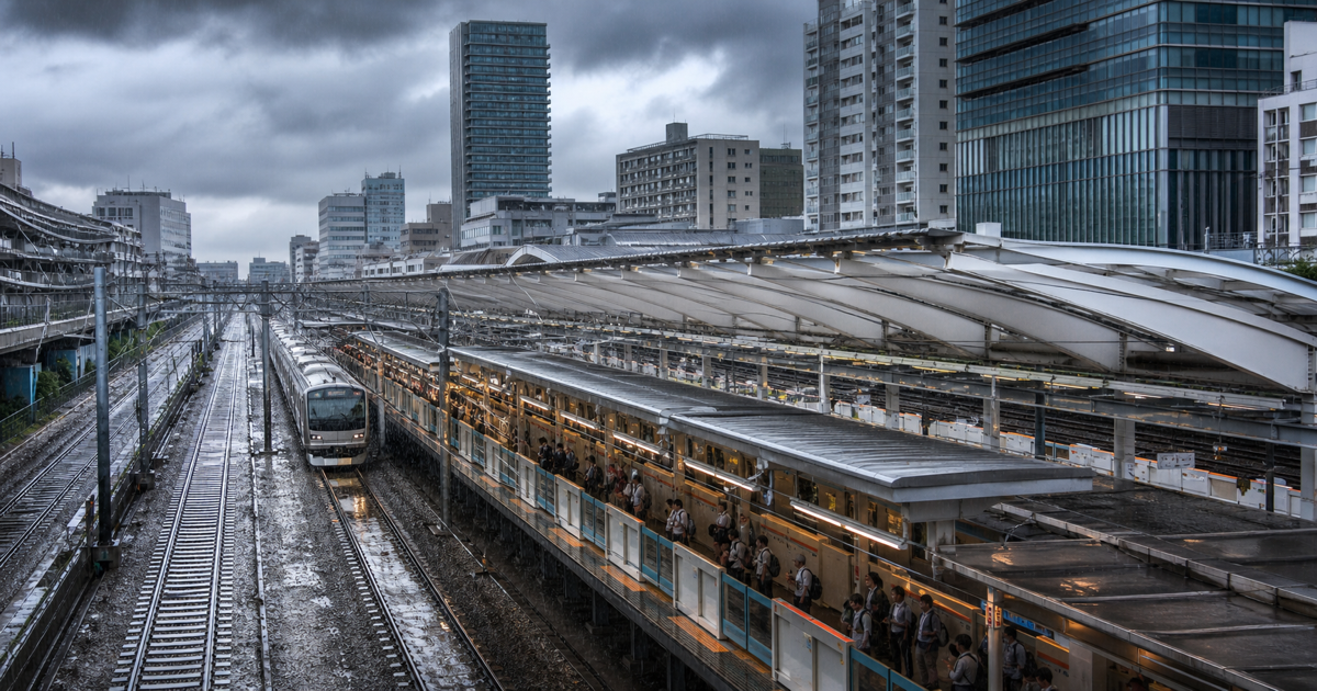 台風接近時に雨が強まる都市の鉄道駅と線路