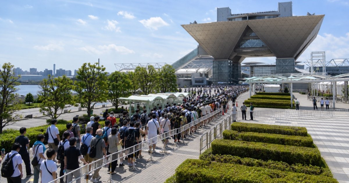 東京ビッグサイトへ向かうC108参加者の列を高所から見渡したイメージ