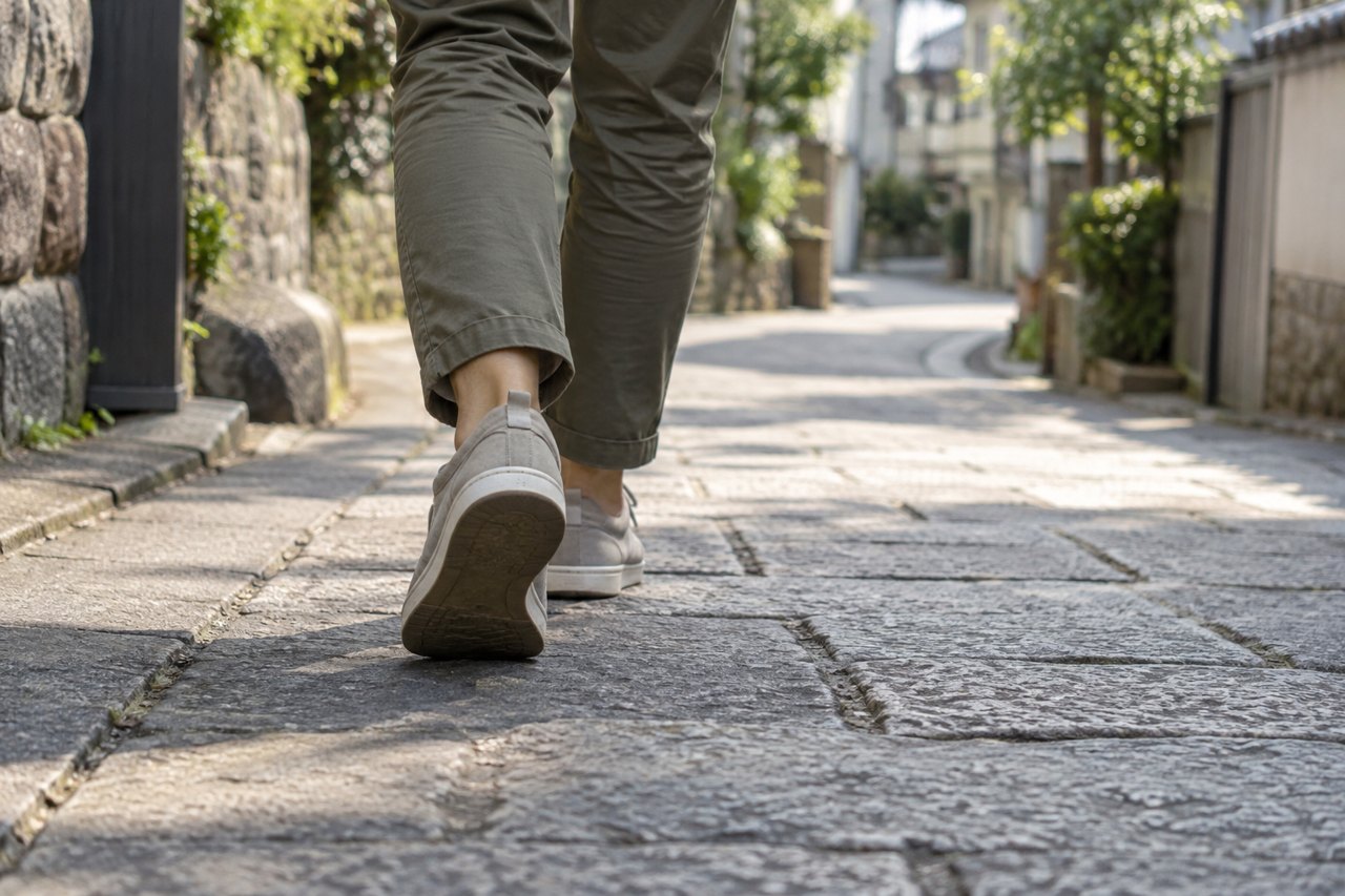 石畳の道を歩く旅行者の足元